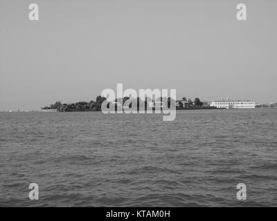 L'île de San Servolo à Venise en noir et blanc Banque D'Images