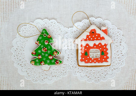 Deux gingerbread cookies en forme de l'arbre de Noël et petite maison sur un fond de serviette blanche. Haut de la vue, télévision lay, copy space Banque D'Images