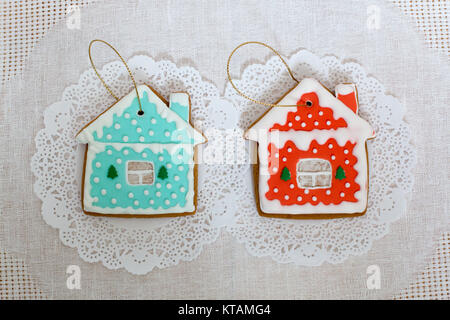 Deux gingerbread cookies dans la forme de la petite maison blanche sur un fond de serviette. Haut de la vue, télévision lay, copiez l'espace. Noël Curly gingerbread ho Banque D'Images