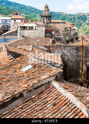 Toits et tour en ville Castiglione di Sicilia Banque D'Images