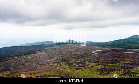 Ciel nuageux faible sur des champs de lave sur l'Etna Banque D'Images