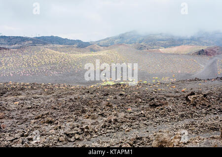 Nuages sur champ de lave durcie sur l'Etna Banque D'Images