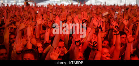 MØ fans assister à un concert live avec MØ pendant le festival de musique danois Roskilde Festival 2014. Le concert des amateurs ont MØ écrit sur la paume de leurs mains. Le Danemark, 06/07 2014. Banque D'Images