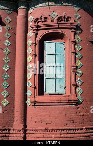 Fragment de mur de l'église russe avec la décoration traditionnelle des carreaux de céramique dans la ville de Yaroslavl Banque D'Images