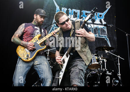 Le groupe de thrash metal américain agression nucléaire effectue un concert live au festival de heavy metal danois Copenhell 2015 à Copenhague. Ici chanteur et guitariste John Connelly (R) est vu en direct sur scène avec le guitariste Eric Burke (L). Le Danemark, 20/06 2015. Banque D'Images