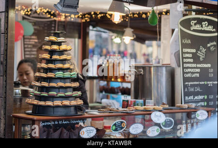 Republic-December,Brno République tchèque : 18,2017 vente femme candy et des boissons au marché de Noël à la place de la liberté le 18 décembre 2017, Brno, République Tchèque Banque D'Images