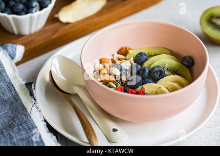 Variétés de fruits et des écrous sur le yaourt à la grecque Banque D'Images