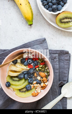 Variétés de fruits et des écrous sur le yaourt à la grecque Banque D'Images