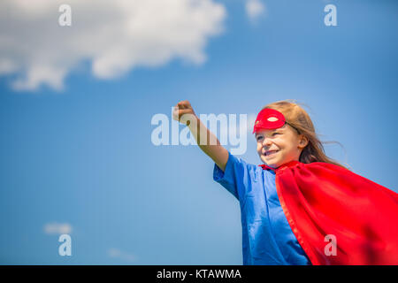 Funny little girl playing power super héros. Banque D'Images