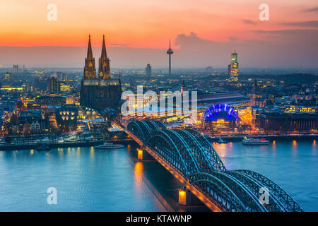 Cologne au crépuscule Banque D'Images