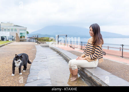 Cute cat street et jeune femme Banque D'Images