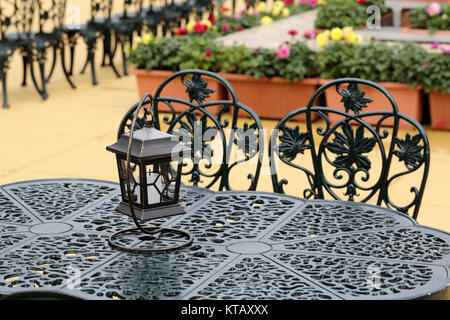 Chaises et tables à l'ancienne lanterne, outdoor cafe Banque D'Images