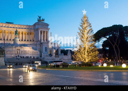 Rome, Italie - 19 décembre 2017 : Piazza Venezia décoré de fête, avec l'arbre de Noël avec 800 balles d'argent, éclairée par des lumières DEL. Dans le backgrou Banque D'Images