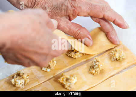 Préparation : placer les raviolis pâte supérieure à la bande d'étanchéité ravioli Banque D'Images