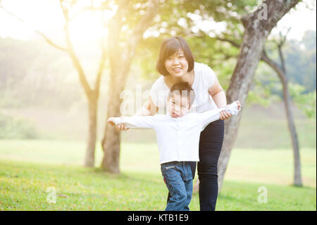 La mère et le fils à l'extérieur. Banque D'Images