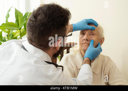 le médecin examine les yeux, conjonctivale très ancienne femme le médecin gériatricien pendant le test. Banque D'Images