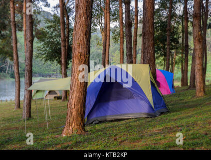 Les tentes de camping près du lac à Pang Oung à Mae Hong Son, Thaïlande Banque D'Images