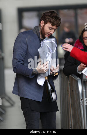 Londres, Royaume-Uni. 21 Décembre, 2017. James Arthur auteur-compositeur-interprète britannique vus recevant des cadeaux de fans à la radio BBC Studios à Londres Banque D'Images