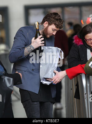 Londres, Royaume-Uni. 21 Décembre, 2017. James Arthur auteur-compositeur-interprète britannique vus recevant des cadeaux de fans à la radio BBC Studios à Londres Banque D'Images