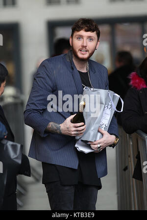 Londres, Royaume-Uni. 21 Décembre, 2017. James Arthur auteur-compositeur-interprète britannique vus recevant des cadeaux de fans à la radio BBC Studios à Londres Banque D'Images