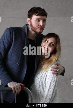 Londres, Royaume-Uni. 21 Décembre, 2017. James Arthur auteur-compositeur-interprète britannique vus recevant des cadeaux de fans à la radio BBC Studios à Londres Banque D'Images