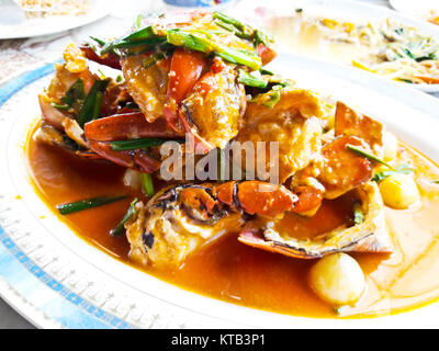 Crabe sauté à l'ail, poivre, curry en poudre. Banque D'Images