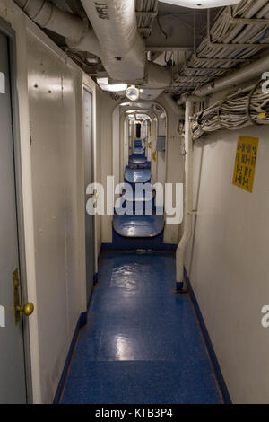 Long couloir sur l'USS New Jersey Classe Iowa cuirassé, Delaware, New Jersey, United States. Banque D'Images