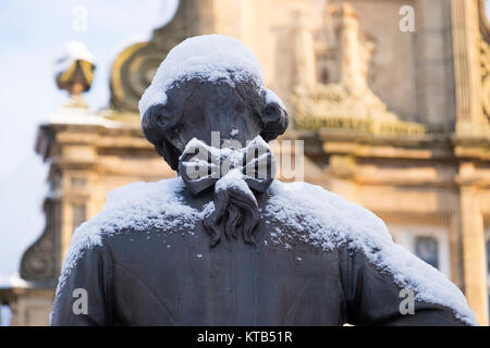 Une couverture de neige sur la statue de Robert Clive Square à Shrewsbury, Shropshire, England, UK Banque D'Images