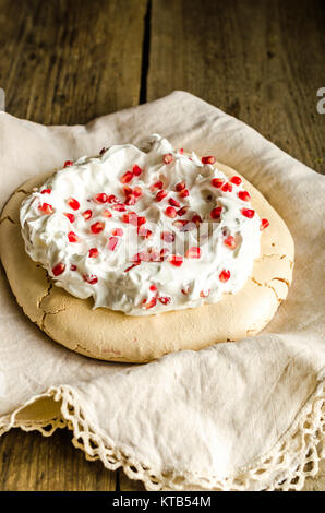 Pavlova meringuée avec graines de grenade Banque D'Images