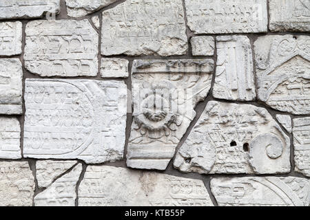 Mur des lamentations au cimetière Remu construites avec des fragments de pierres tombales juives, Cracovie, Pologne. Banque D'Images