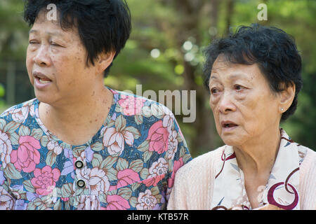 Les femmes âgées d'Asie en plein air de commérage Banque D'Images