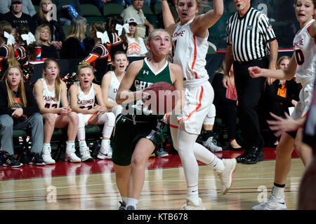 Un joueur de basket-ball de l'école entraîne la ligne pour le panier d'un layup. Banque D'Images