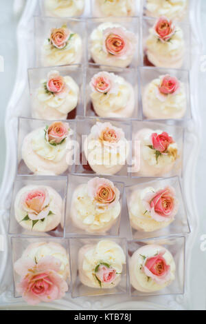 Tableau avec plein de gâteaux et de cupcakes dans des boîtes. Banque D'Images