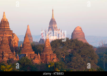 Bagan temple pendant heure d'or Banque D'Images