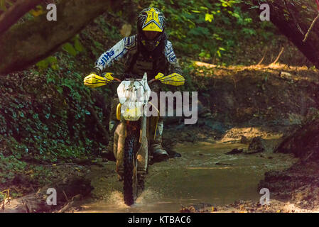 Lviv, Ukraine - 11 Septemberl 2016 : La troisième phase de l'édition 1988 du vtt . Inconnu racer surmonte la piste dans la Banque D'Images