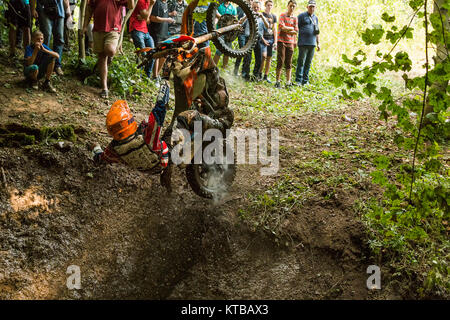 Lviv, Ukraine - 11 Septemberl 2016 : La troisième phase de l'édition 1988 du vtt . Rider inconnu falls à surmonter la tra Banque D'Images