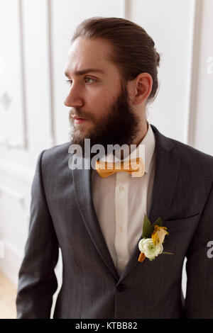 Fort beau, brutal barbu posing in suit Banque D'Images