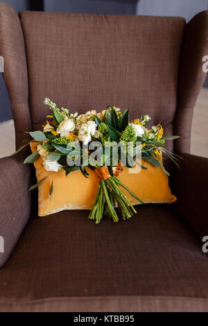 Bouquet de roses crème et blanc de pivoines dans un style rustique dans la région de Brown Président Banque D'Images