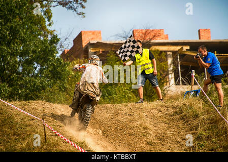 Lviv, Ukraine - 11 Septemberl 2016 : La troisième phase de l'édition 1988 du vtt . Le coureur inconnu finit sur la piste . Banque D'Images