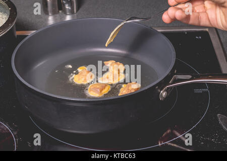 Faire cuire le poulet à frire dans une casserole d'huile Banque D'Images