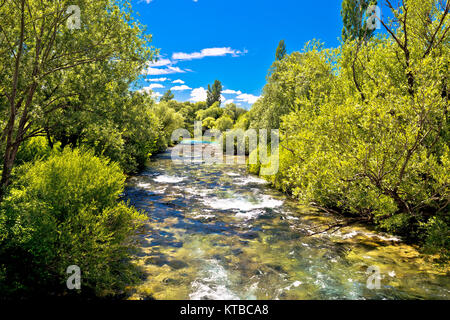 Krcic river stream ig freen paysage, Knin, Zagora dalmate, Croatie Banque D'Images