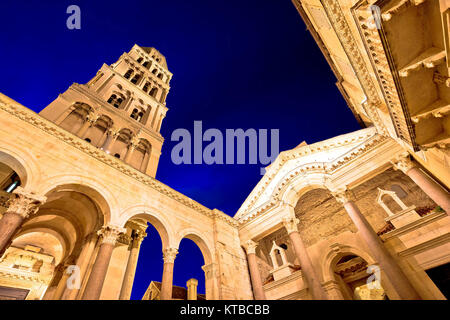 Soirée de Split sur la cathédrale et la place Peristil Banque D'Images