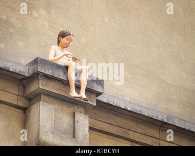 PRAGUE, RÉPUBLIQUE TCHÈQUE - 23 juillet, 2016 statue en plastique : La fille de papier ou seulement avaler avaler (Vlastovka) par Magdalena Poplawska Banque D'Images