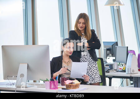 Businesswomen Having Informal Meeting in Modern Office Banque D'Images