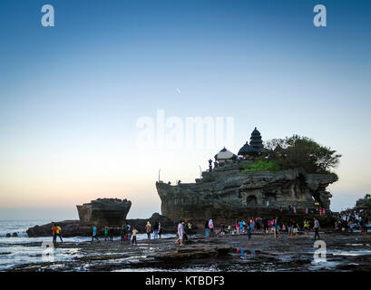 Pura hindu temple Goa Lawah sunset silhouette rétro-éclairage à Bali Indonésie Banque D'Images