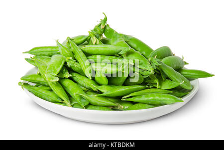 Gros tas de pois verts en dosettes on white plate Banque D'Images