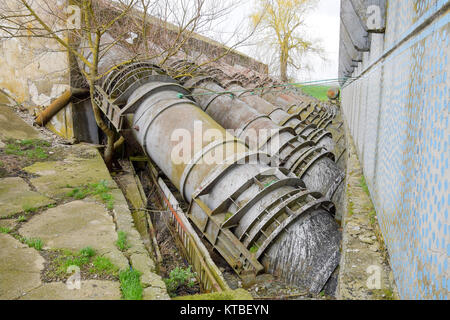 Tuyaux de sortie d'une station de pompage d'eau. Grand diamètre de tuyaux Banque D'Images