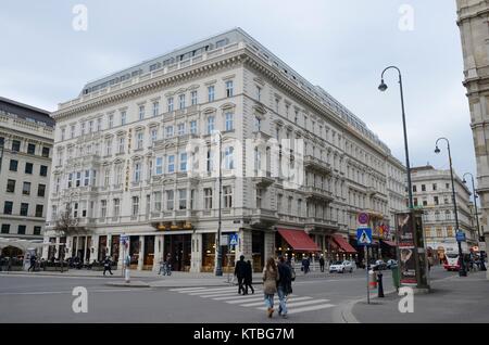 Les gens autour de l'hôtel Sacher, célèbre pour le gâteau au chocolat à Vienne, Autriche Banque D'Images