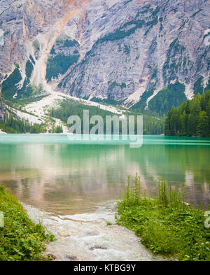 Lac de braies dans la région des Dolomites, Italie Banque D'Images