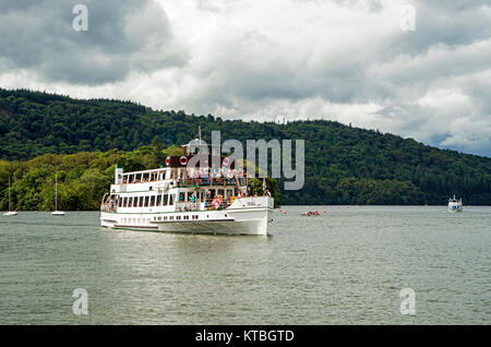 MV Teal entrant dans Bowness sur Windermere dans le district du lac. Windermere est un lac de onze miles de long avec beaucoup à voir pendant ces croisières. Banque D'Images